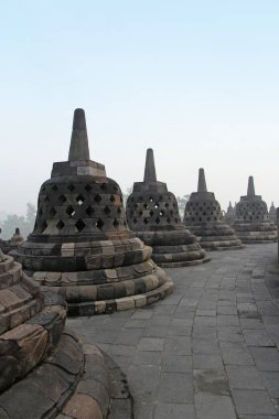 Borobudur Tapınağı Gizemler orman şafakta, Yogyakarta, Endonezya çevreleyen ile
