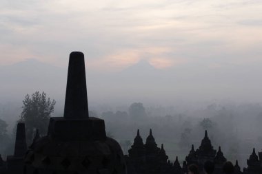 Gizemler orman şafakta, Yogyakarta, Endonezya çevreleyen ile siluet Borobudur Tapınağı 