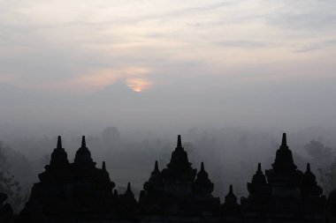 Gizemler orman şafakta, Yogyakarta, Endonezya çevreleyen ile siluet Borobudur Tapınağı 