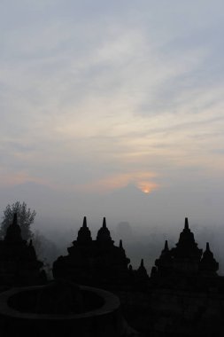 Gizemler orman şafakta, Yogyakarta, Endonezya çevreleyen ile siluet Borobudur Tapınağı 