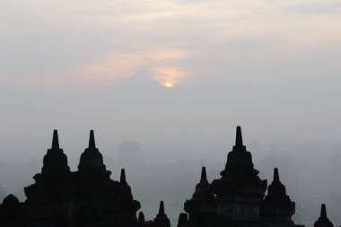 Gizemler orman şafakta, Yogyakarta, Endonezya çevreleyen ile siluet Borobudur Tapınağı 