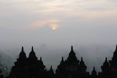 Gizemler orman günbatımı sırasında Yogyakarta, Endonezya çevreleyen ile siluet Borobudur Tapınağı