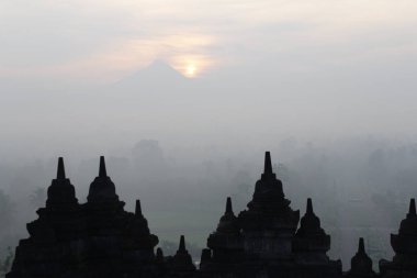 Gizemler orman günbatımı sırasında Yogyakarta, Endonezya çevreleyen ile siluet Borobudur Tapınağı