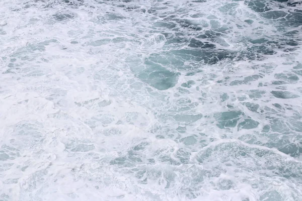 Sıçramasına deniz suyu ile köpük ve Timang Plajı'nda kabarcıkları güneşli bir gün, Yogyakarta, Endonezya