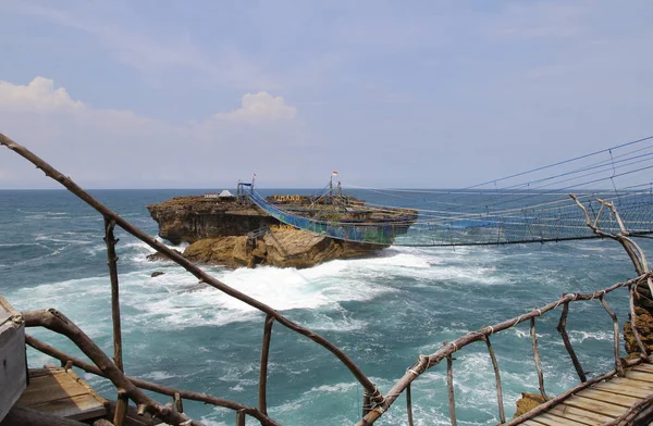 Hängbro Som Ansluter Till Timang Stranden Soliga Dag Yogyakarta Indonesien — Stockfoto