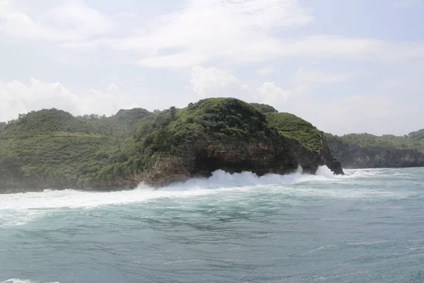 在阳光明媚的日子里 在印度尼西亚日惹 在蒂芒海滩的波浪和悬崖上欣赏海浪和悬崖 — 图库照片