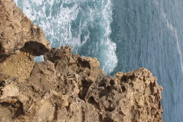 Formación Rocas Naturales Con Ola Playa Timang Día Soleado Yogyakarta —  Fotos de Stock