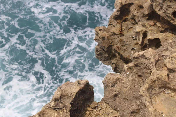 Formación Rocas Naturales Con Ola Playa Timang Día Soleado Yogyakarta —  Fotos de Stock