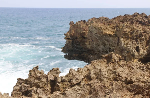 Naturlig Klippformation Med Vågen Timang Beach Solig Dag Yogyakarta Indonesien — Stockfoto