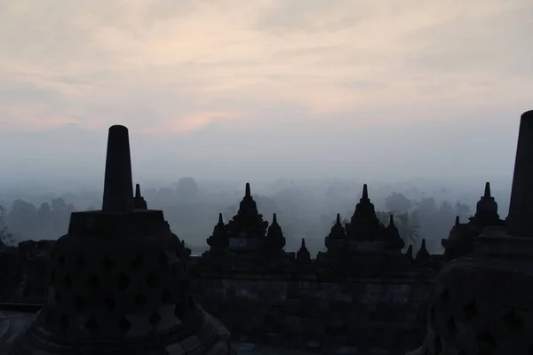 Gizemler orman şafakta, Yogyakarta, Endonezya çevreleyen ile siluet Borobudur Tapınağı