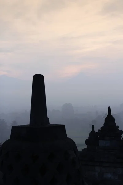 Templo Borobudur Silhueta Com Floresta Mistérios Que Rodeia Madrugada Yogyakarta — Fotografia de Stock