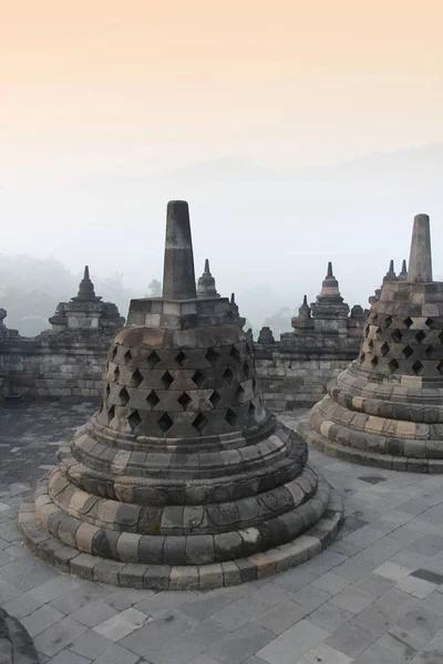 Borobudur Tapınağı Gizemler orman şafakta, Yogyakarta, Endonezya çevreleyen ile