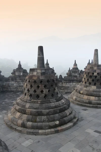 Templo Borobudur Com Floresta Mistérios Circundante Amanhecer Yogyakarta Indonésia — Fotografia de Stock