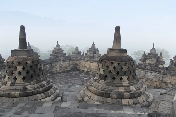 Templo Borobudur Con Bosque Misterios Que Rodea Amanecer Yogyakarta Indonesia —  Fotos de Stock