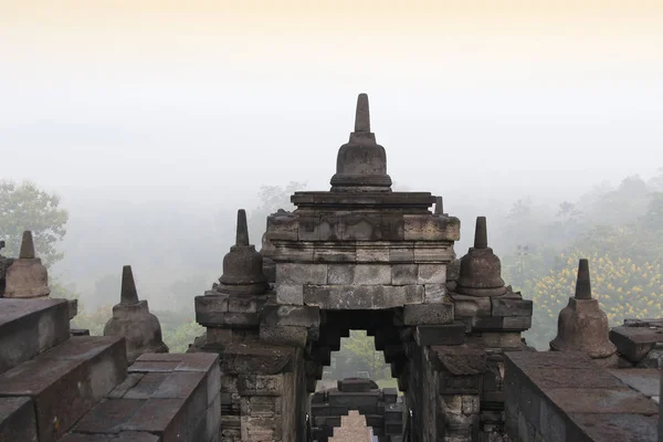 Templo Borobudur Com Floresta Mistérios Circundante Amanhecer Yogyakarta Indonésia — Fotografia de Stock