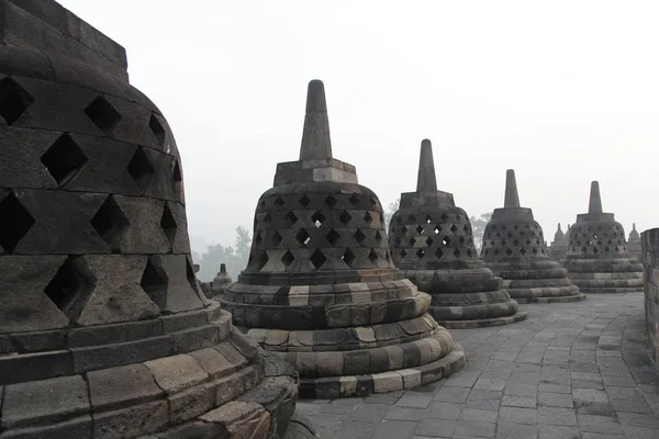 Borobudur Tapınağı Gizemler orman şafakta, Yogyakarta, Endonezya çevreleyen ile