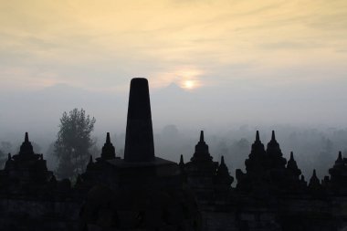 Gizemler orman günbatımı sırasında Yogyakarta, Endonezya çevreleyen ile siluet Borobudur Tapınağı