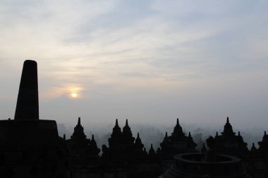 Gizemler orman günbatımı sırasında Yogyakarta, Endonezya çevreleyen ile siluet Borobudur Tapınağı