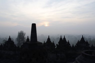 Gizemler orman günbatımı sırasında Yogyakarta, Endonezya çevreleyen ile siluet Borobudur Tapınağı
