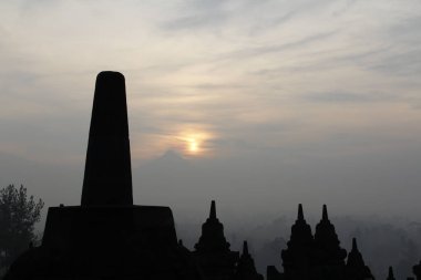 Gizemler orman günbatımı sırasında Yogyakarta, Endonezya çevreleyen ile siluet Borobudur Tapınağı