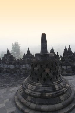 Gizemler orman günbatımı sırasında Yogyakarta, Endonezya çevreleyen ile siluet Borobudur Tapınağı