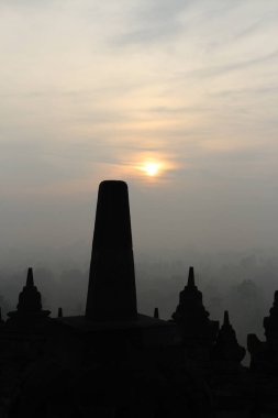 Gizemler orman günbatımı sırasında Yogyakarta, Endonezya çevreleyen ile siluet Borobudur Tapınağı