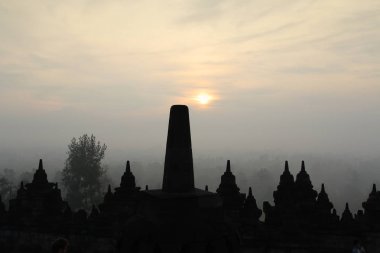 Gizemler orman günbatımı sırasında Yogyakarta, Endonezya çevreleyen ile siluet Borobudur Tapınağı