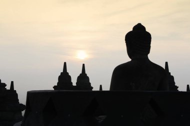 Siluet Borobudur Tapınağı ile şafak, Yogyakarta, Endonezya Buda heykeli 