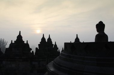 Siluet Borobudur Tapınağı ile şafak, Yogyakarta, Endonezya Buda heykeli 