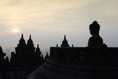 Siluet Borobudur Tapınağı ile şafak, Yogyakarta, Endonezya Buda heykeli 