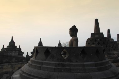 Siluet Borobudur Tapınağı ile şafak, Yogyakarta, Endonezya Buda heykeli 