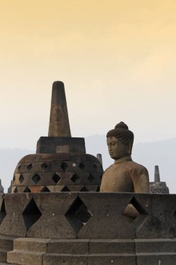 Borobudur Tapınağı ile gündoğumu, Yogyakarta, Endonezya sırasında Buda heykeli