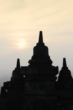 Gizemler orman şafakta, Yogyakarta, Endonezya çevreleyen ile siluet Borobudur Tapınağı 