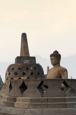Borobudur Tapınağı ile gündoğumu, Yogyakarta, Endonezya sırasında Buda heykeli