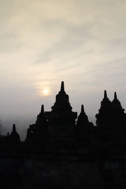 Gizemler orman şafakta, Yogyakarta, Endonezya çevreleyen ile siluet Borobudur Tapınağı 