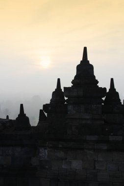 Gizemler orman şafakta, Yogyakarta, Endonezya çevreleyen ile siluet Borobudur Tapınağı 