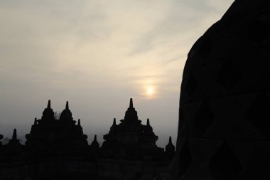 Gizemler orman şafakta, Yogyakarta, Endonezya çevreleyen ile siluet Borobudur Tapınağı 
