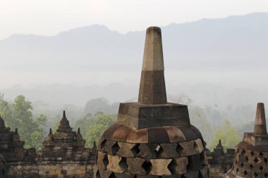 Borobudur Tapınağı Gizemler orman şafakta, Yogyakarta, Endonezya çevreleyen ile