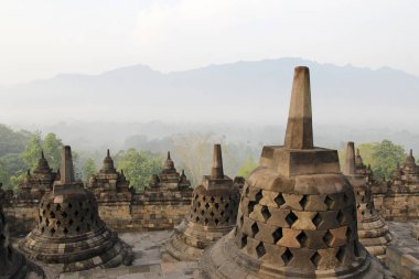 Borobudur Tapınağı Gizemler orman şafakta, Yogyakarta, Endonezya çevreleyen ile