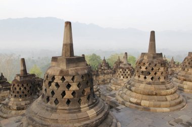 Borobudur Tapınağı Gizemler orman şafakta, Yogyakarta, Endonezya çevreleyen ile