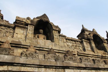 Borobudur Tapınağı ile Yogyakarta bir güneşli sabah Buda heykeli