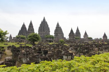 Prambanan Tapınağı ile yıkıntıları