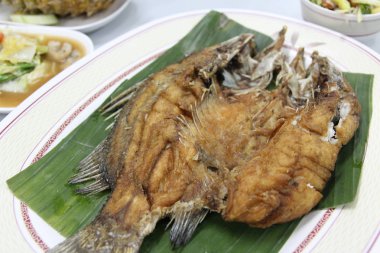 Tayland kızarmış levrek