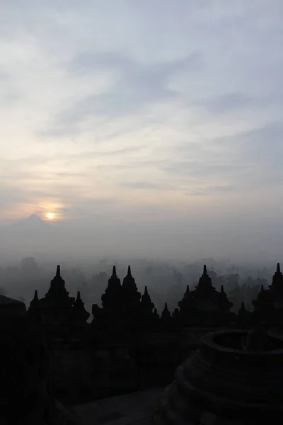 Templo Borobudur Silhueta Com Floresta Mistérios Circundante Durante Pôr Sol — Fotografia de Stock