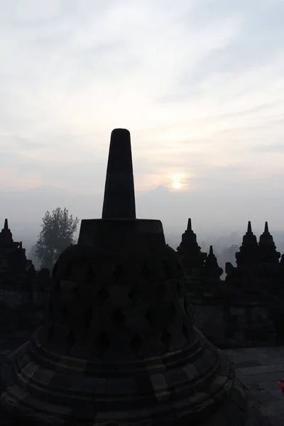 Templo Borobudur Silhueta Com Floresta Mistérios Circundante Durante Pôr Sol — Fotografia de Stock