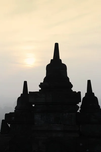 Templo Borobudur Silhueta Com Floresta Mistérios Que Rodeia Madrugada Yogyakarta — Fotografia de Stock