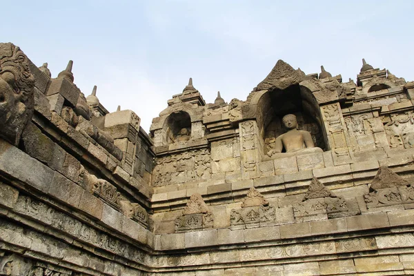 Borobudur Tapınağı ile Yogyakarta bir güneşli sabah Buda heykeli