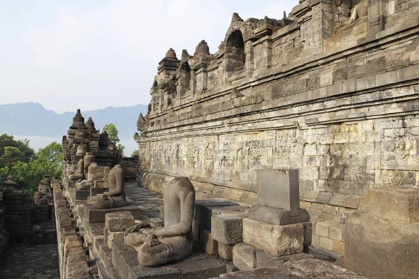 Hermosa Decoración Pared Bajorrelieve Tallada Piedra Estatuas Buda Templo Borobudur —  Fotos de Stock