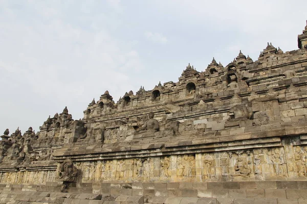 Borobudur Tapınağı Buda heykelleri ile