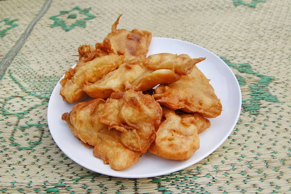 Pisang goreng (kızarmış muz) muz un ile yapılmış bir aperatif besindir 